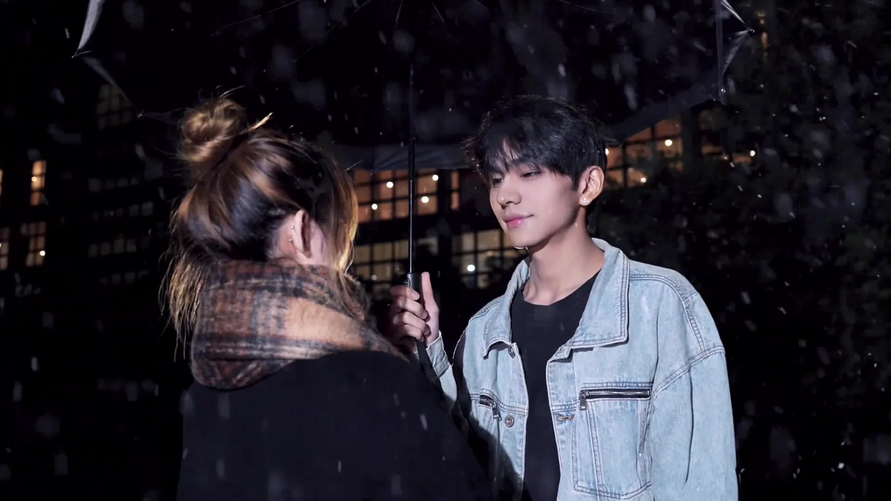 校园初雪剧情短片中的雪景画面