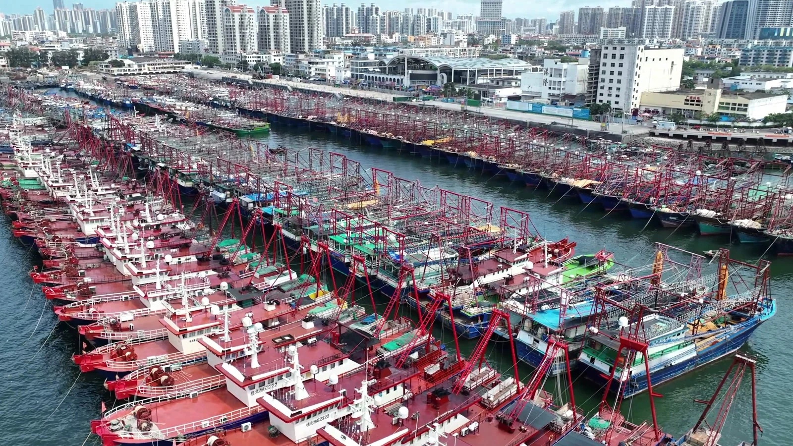 纪录片《开海》中渔船停泊在渔港的航拍全景